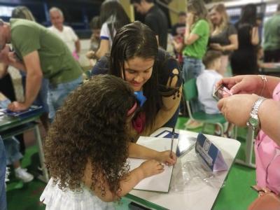 Noite de Autógrafos dos alunos do Jardim 2 da Escola Aluísio Maier foi um verdadeiro sucesso